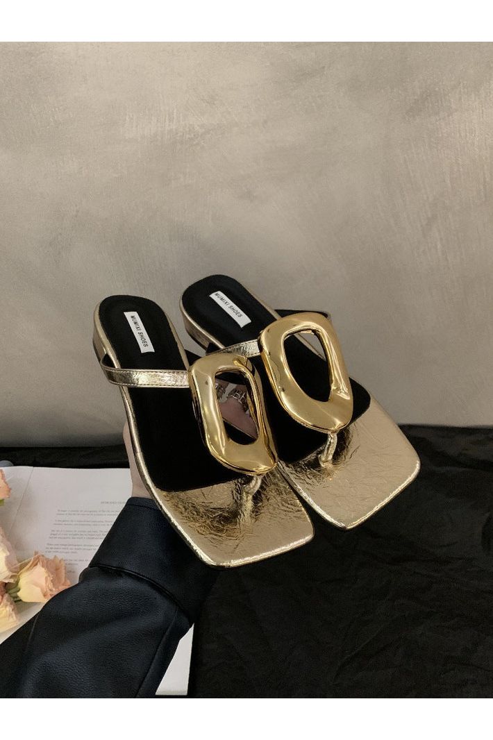 Sandalen „Giselle“ mit goldener Schnalle